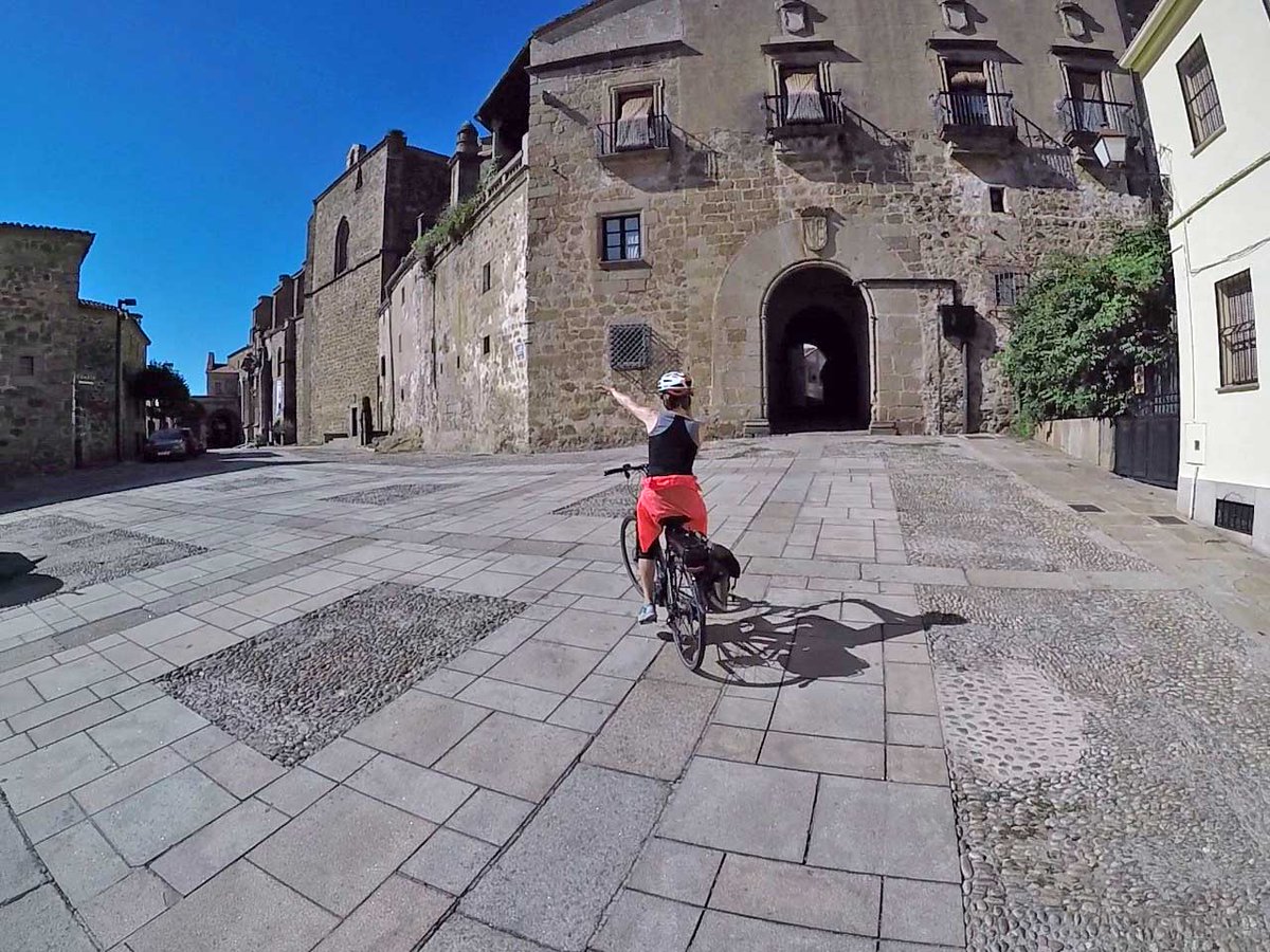 freedomtreks's tweet photo. "An excellent way to get a sense of Extremadura; magnificent scenery; the history; the culture."

📷: Iain Noble, Spain's Conquistadors &amp; Paradors Bike Tour, September 2022 https://t.co/IM9GIjwwd9