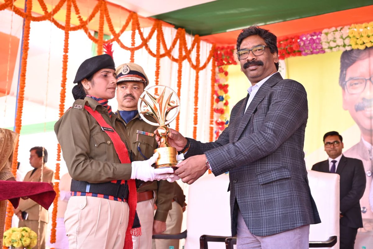 JharkhandCMO's tweet photo. मुख्यमंत्री श्री @HemantSorenJMM जैप-4 ग्राउंड, बोकारो में #IRB और #ISRB के पासिंग आउट परेड में शामिल हुए। https://t.co/JTbRQLGMIC