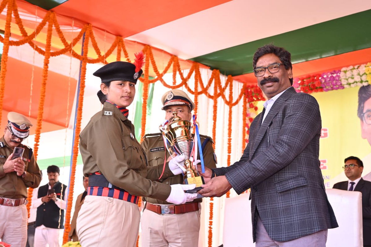 JharkhandCMO's tweet photo. मुख्यमंत्री श्री @HemantSorenJMM जैप-4 ग्राउंड, बोकारो में #IRB और #ISRB के पासिंग आउट परेड में शामिल हुए। https://t.co/JTbRQLGMIC