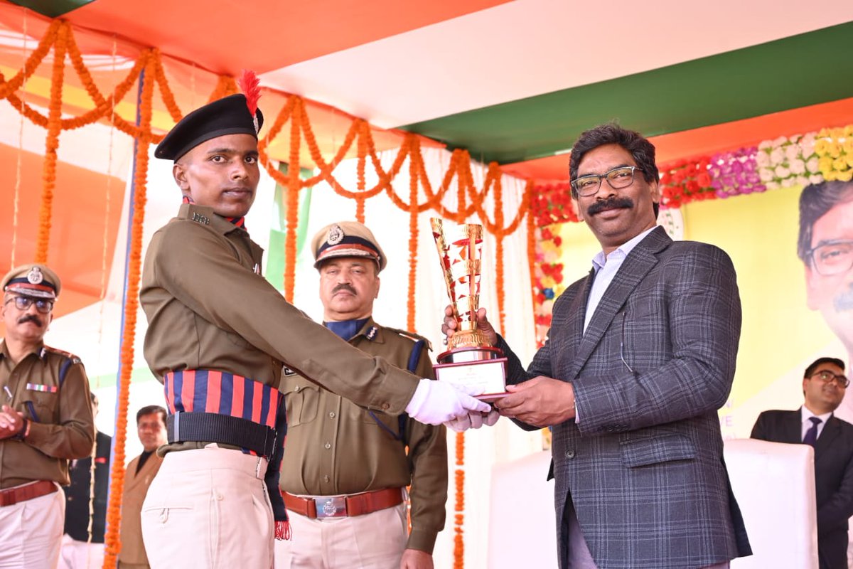JharkhandCMO's tweet photo. मुख्यमंत्री श्री @HemantSorenJMM जैप-4 ग्राउंड, बोकारो में #IRB और #ISRB के पासिंग आउट परेड में शामिल हुए। https://t.co/JTbRQLGMIC