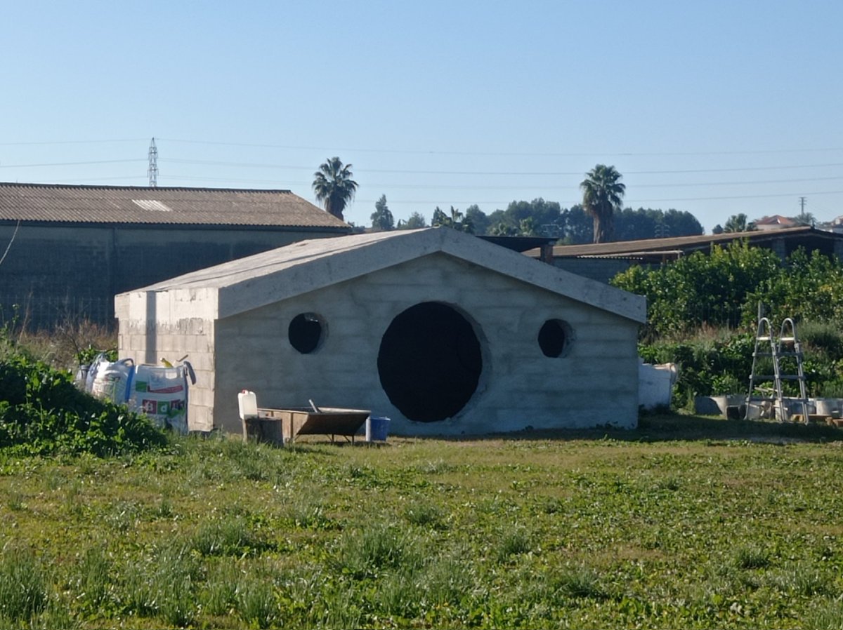Smial_Ramoburgo's tweet photo. Ya tenemos la fachada lúcida!!!😱😍🥰 
Cuando esté pintada quedará genial!!👏👏😍
#hobbithole #hobbitdoor #hobbits #smialramoburgo #smial #hobbithouse #construcción #lotr https://t.co/3M9Wbmg1rp