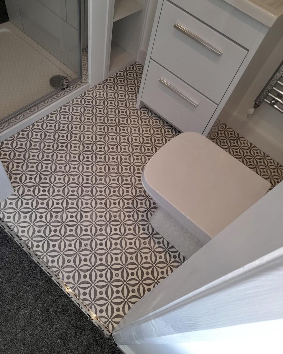 FurlongFlooring's tweet photo. Great install of Furlong Flooring's Pictora III, "Grey Flora" by Premier Carpets Peacehaven 😍.
#vinylflooring #flooring #flooringsolutions #firstchoiceflooring https://t.co/UmyXZZWVjk