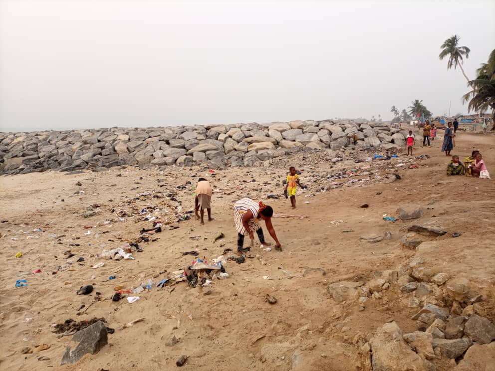 ForKozie's tweet photo. To stay healthy is to keep your environment clean. Massive cleanup exercise at Sesem Beach. God bless all the organisers. 
#KomendaMpuntu
#AkatakyiDaadze https://t.co/eqfUSBeUWC
