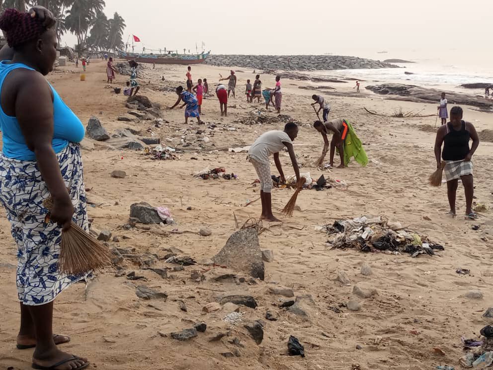 ForKozie's tweet photo. To stay healthy is to keep your environment clean. Massive cleanup exercise at Sesem Beach. God bless all the organisers. 
#KomendaMpuntu
#AkatakyiDaadze https://t.co/eqfUSBeUWC