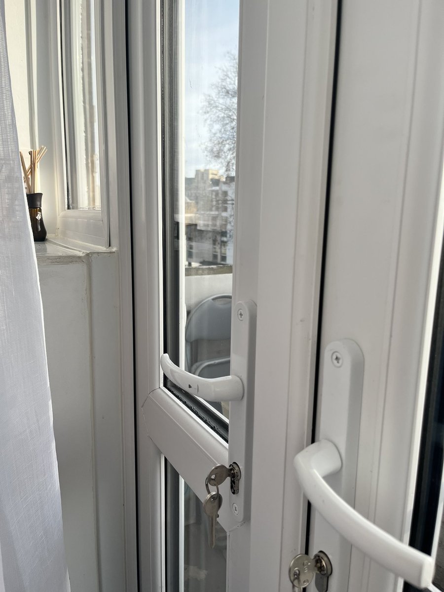 Lisa_SEND's tweet photo. My god why employ cowboy builders @helloPeabody now I have to wait for removal and installation of new window/doors bc these ones do not fit meaning my flat keeps getting water and cold entering &amp; my room is now covered in damp #CowboyBuilders #PGM https://t.co/tnrLaqtynJ