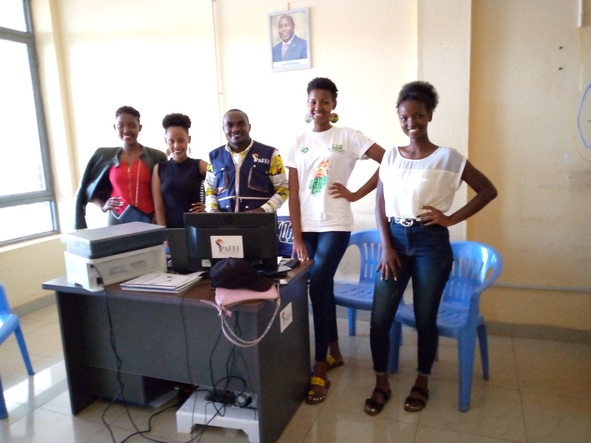 pbaru2's tweet photo. Heureux d'accueillir dans notre bureau de Chef d'Antenne @PAEEJ_Burundi ,en @NgoziProvince,#MissKugasaka avec ses paires.Les échanges ont porté sur comment améliorer leurs projets de société et les procedures de dépôt  pour accéder aux financements.@GenreMinistere,@GeneralNeva https://t.co/eQW6EyHhhZ