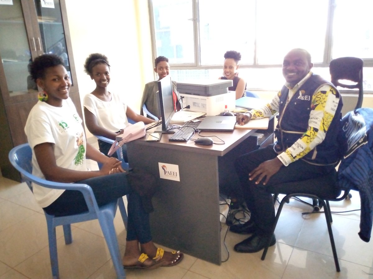 pbaru2's tweet photo. Heureux d'accueillir dans notre bureau de Chef d'Antenne @PAEEJ_Burundi ,en @NgoziProvince,#MissKugasaka avec ses paires.Les échanges ont porté sur comment améliorer leurs projets de société et les procedures de dépôt  pour accéder aux financements.@GenreMinistere,@GeneralNeva https://t.co/eQW6EyHhhZ