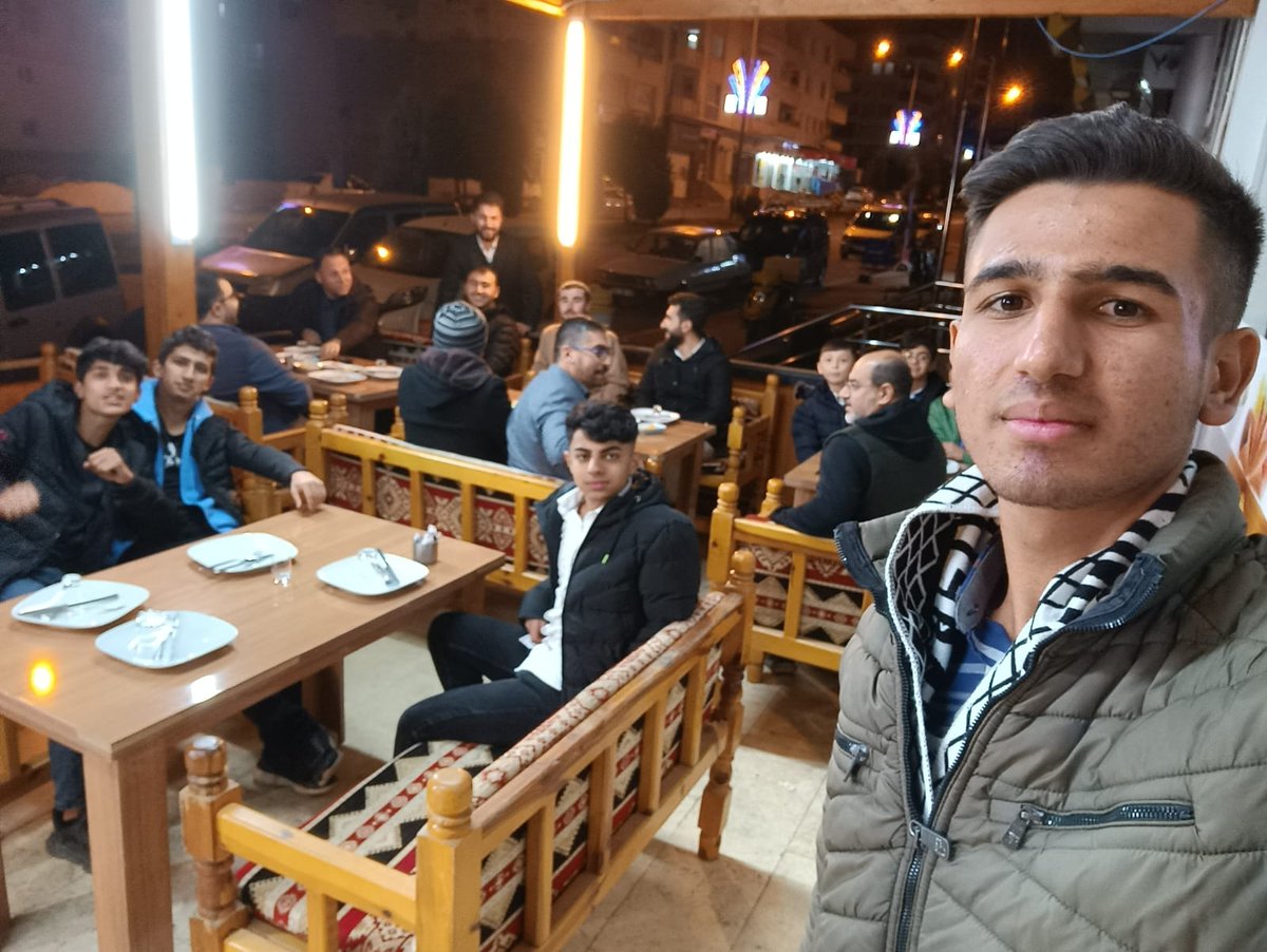 Mekke'nin fethi programı sonrası yayında ve yapımda emeği geçen arkadaş ve büyüklerimiz ile 2022 nin son selfie'sini çektiğimiz gibi, bir sonraki organizasyon için besmele de çekiyoruz...Böyle keyifli bir yorgunluk yok
#önceahlakvemaneviyat #mekkeninfethi #kardeşlik #KutluFetih