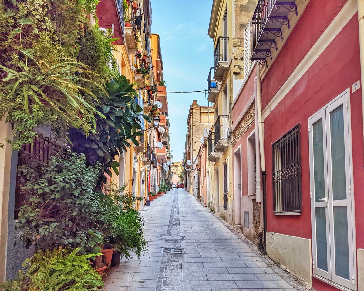 cagliariturismo's tweet photo. 🚶  La via Buragna è una pittoresca strada situata nel quartiere storico di #Stampace. Anticamente dedicata a Sant'Antonio, in quanto ospitava un oratorio intitolato all'anacoreta egiziano, il suo nome attuale è legato a Carlo Buragna, letterato nato a #Cagliari nel 1634. https://t.co/6sBKrdG7NU