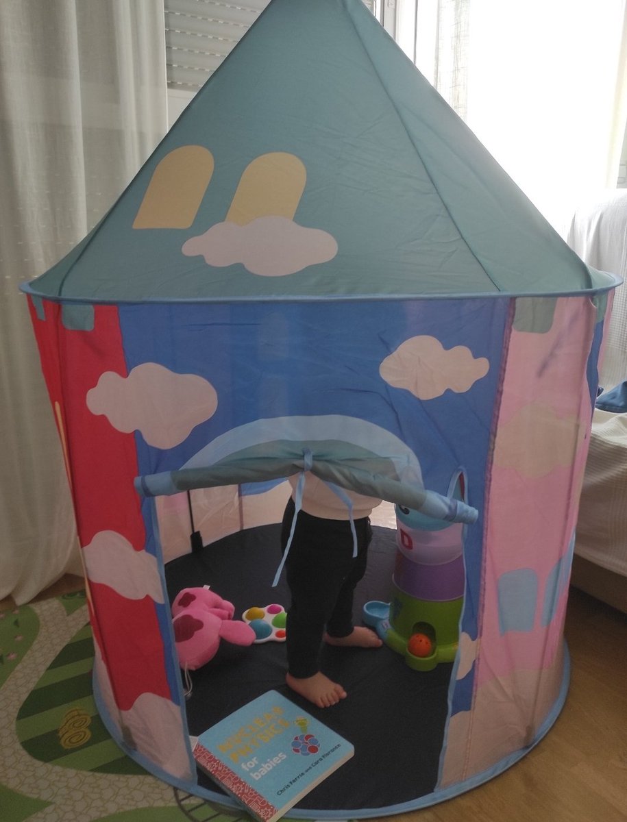 LuisLlamas's tweet photo. Se puede ser una princesa con su castillo y no es incompatible con un libro de "física nuclear para bebes"
#seMeCaeLaBaba #reyes https://t.co/Y0a55S8qCA
