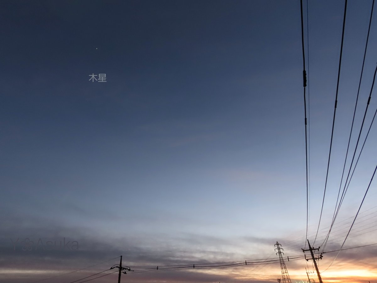 yumeasutw's tweet photo. 十五夜月🌕️✨
お疲れ様です🏁
#薄雲 が広がる穏やかな #夕暮れ 🌆
東の空に昇る優しい光を放つ
🌕️ #十五夜 のお月様(月齢13.9)
南の空高く #木星 が✨
※満月は7日8時8分
#空の名前
#天気の図鑑 #雲友の会
#夕空 #夕焼け #鉄塔 #電柱 #電線
#月 #moon
#a2023 #a0106 #a202301 #a2023011 https://t.co/MILxUqPPrg