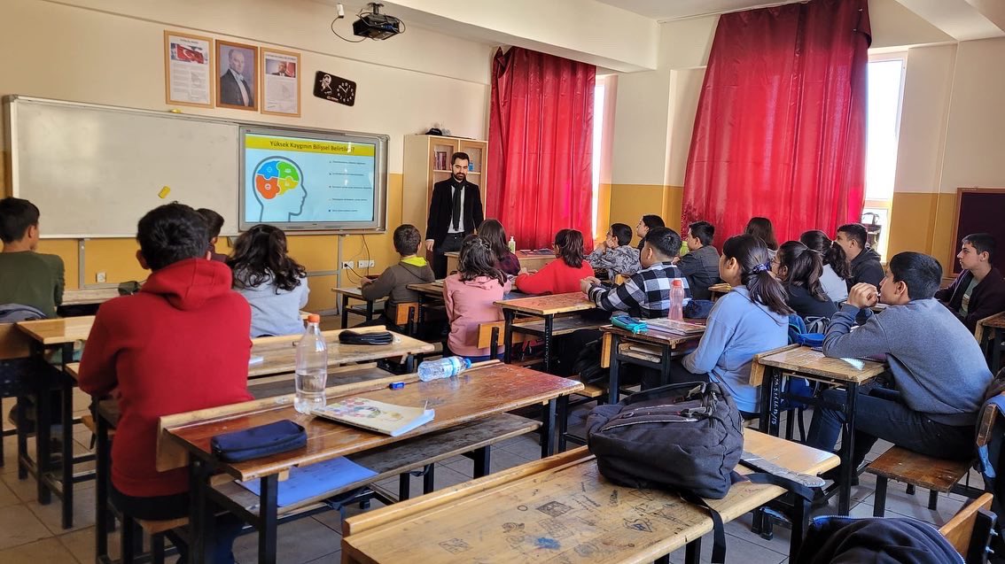 Elbistanram's tweet photo. Nurhak Ortaokulu ve Nurhak Atatürk Ortaokuluna “Sınav Kaygısı” öğrenci semineri kurumumuz Psikolojik Danışman/Rehber Öğretmeni Hüseyin DAŞGIN tarafından gerçekleştirilmiştir. https://t.co/nO7vCCyzYn