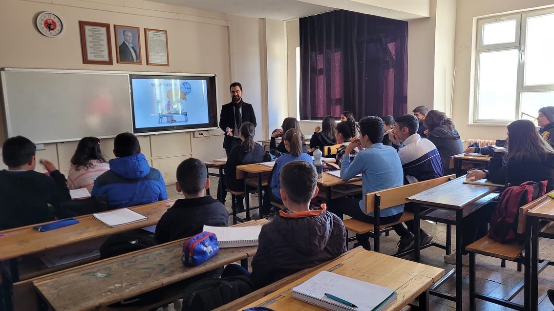 Elbistanram's tweet photo. Nurhak Ortaokulu ve Nurhak Atatürk Ortaokuluna “Sınav Kaygısı” öğrenci semineri kurumumuz Psikolojik Danışman/Rehber Öğretmeni Hüseyin DAŞGIN tarafından gerçekleştirilmiştir. https://t.co/nO7vCCyzYn