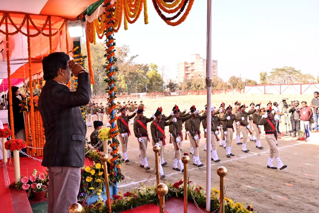 BokaroDc's tweet photo. माननीय मुख्यमंत्री श्री हेमंत सोरेन जैप-4 ग्राउंड, बोकारो में #IRB और #ISRB के पासिंग आउट परेड में शामिल हुए। प्रशिक्षण में अव्वल प्रदर्शन करने वाले जवानों को शिल्ड देकर सम्मानित किया।
@JharkhandCMO
@prdjharkhand
@rnuddkranchi
@RanchiPIB https://t.co/hl7vAVxyEe