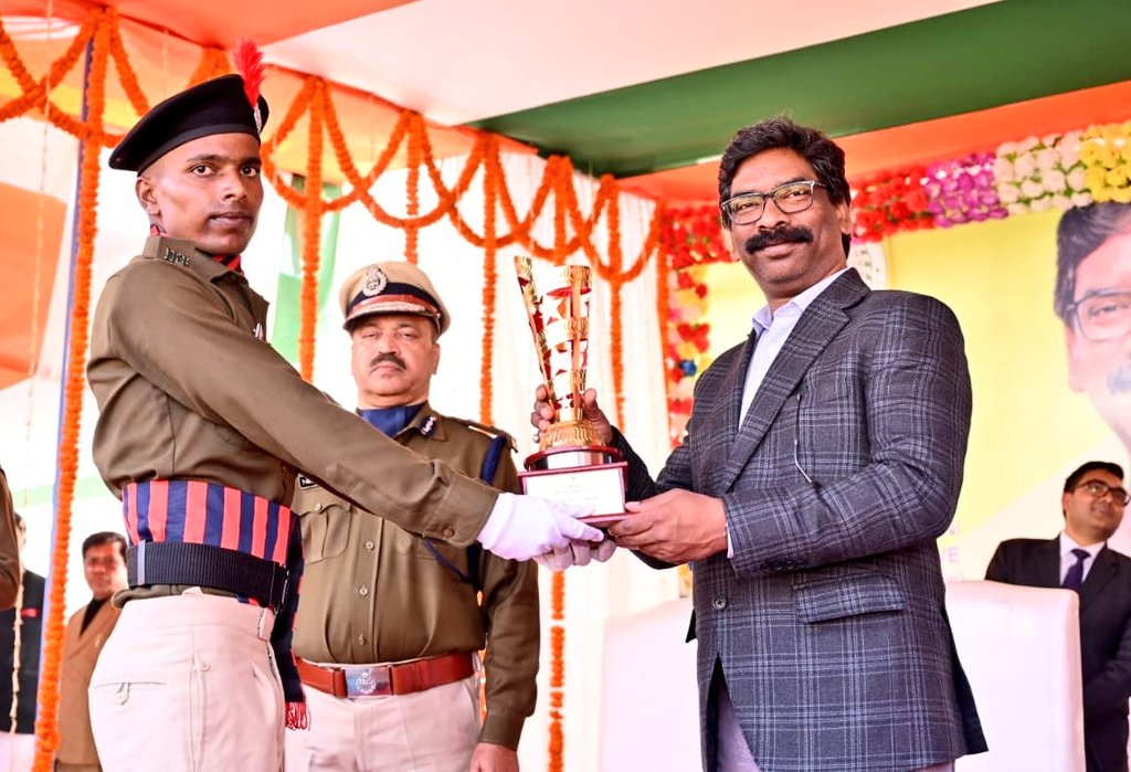 BokaroDc's tweet photo. माननीय मुख्यमंत्री श्री हेमंत सोरेन जैप-4 ग्राउंड, बोकारो में #IRB और #ISRB के पासिंग आउट परेड में शामिल हुए। प्रशिक्षण में अव्वल प्रदर्शन करने वाले जवानों को शिल्ड देकर सम्मानित किया।
@JharkhandCMO
@prdjharkhand
@rnuddkranchi
@RanchiPIB https://t.co/hl7vAVxyEe
