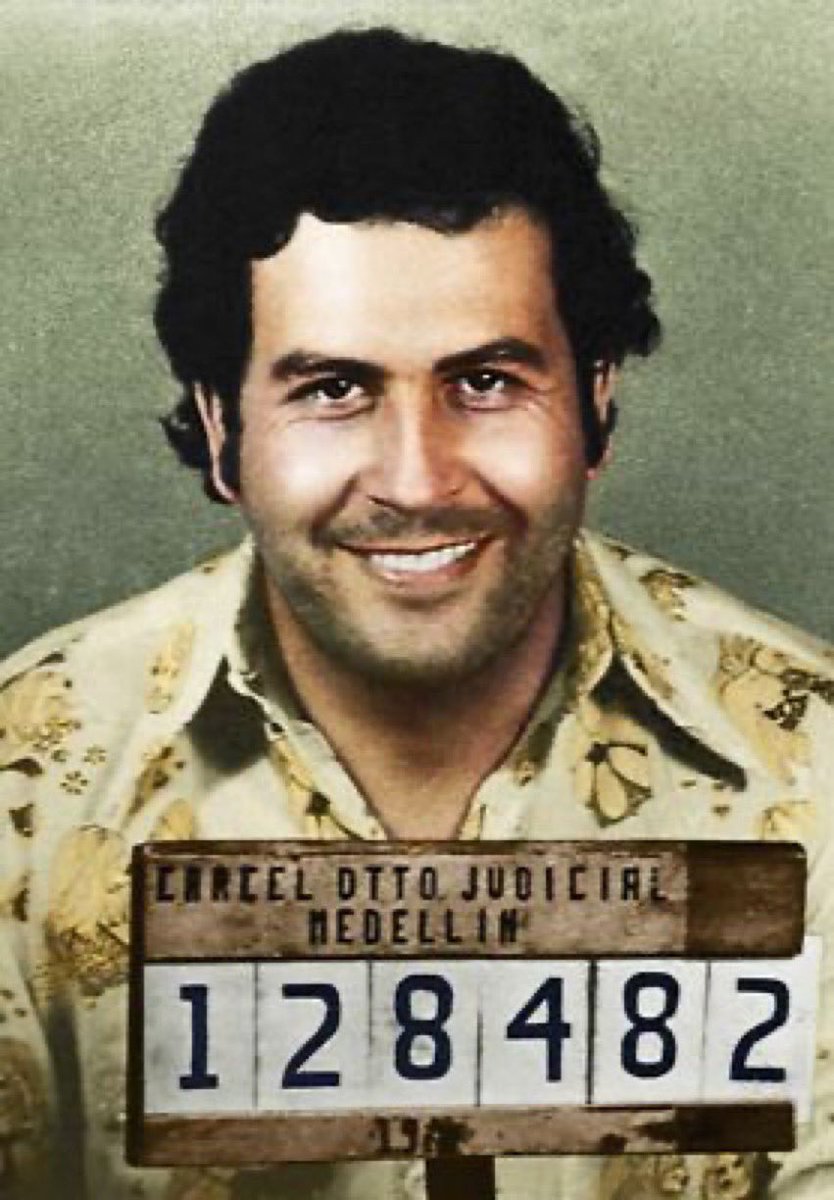 Lencyclopediste's tweet photo. À l'apogée de son pouvoir, Pablo Escobar gagnait environ 420 millions de dollars de revenus par semaine, fournissait 80 % de la cocaïne mondiale et faisait passer environ 15 tonnes de cocaïne aux États-Unis chaque jour. https://t.co/tKYw2O4Ly0