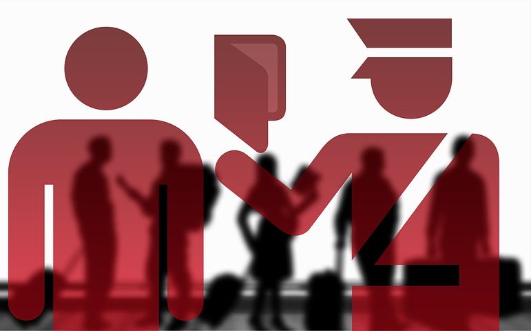 RRInternational's tweet photo. Peste 43.000 de #persoane au ieşit din ţară, în ultimele 24 de ore, doar prin Punctul de Trecere a Frontierei #Nădlac II, care este cel mai aglomerat de la frontiera #Schengen, iar aici se aştepta, vineri dimineaţă, aproximativ o oră pentru verificarea documentelor.(1/2) https://t.co/eKPvipWDpB