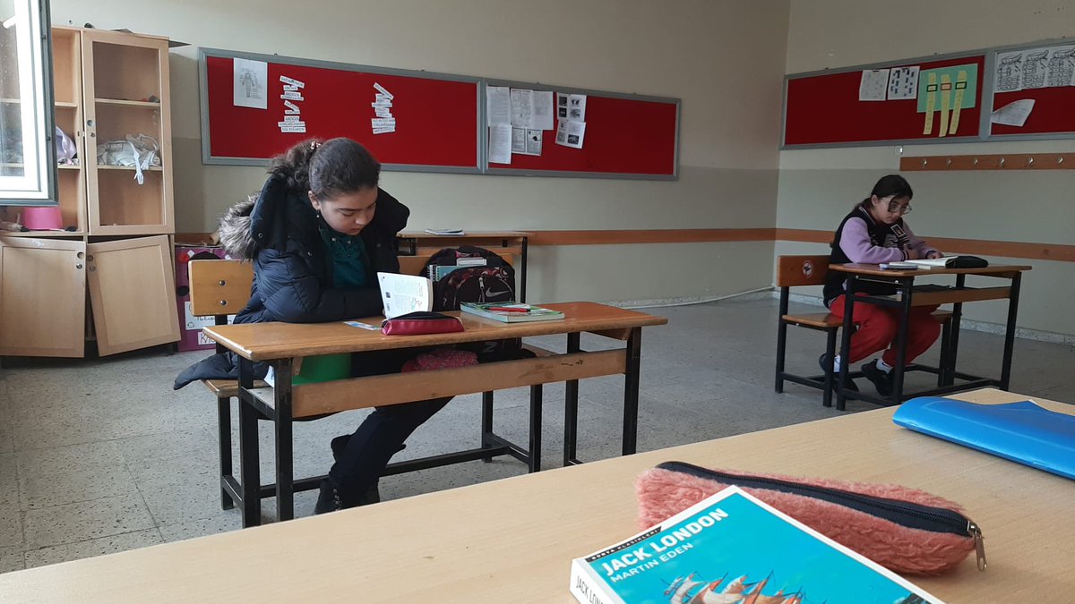 sehit_toy's tweet photo. Kitaplar kendinize ve baskalarina saygi duymayi ögretecek, yüregi ve akli, dünya ve insanlik sevgisiyle dolduracaktir. 06.01.2023 Sivas geneli kitap okuma etkinliği #hedefprojesi #SultansehirOkuyor @sivasvaliligi @valisimsek @sivasmem https://t.co/gJnPZxE4pT