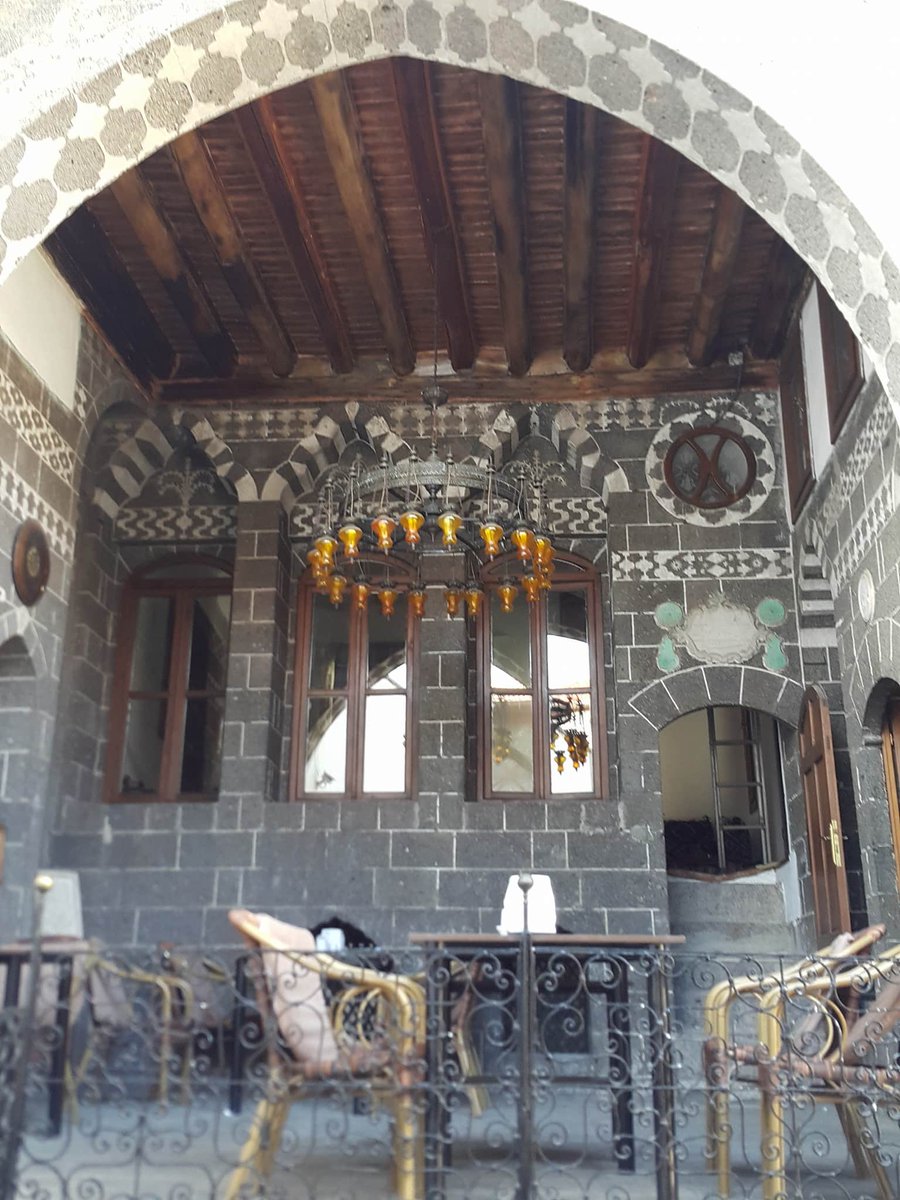 Diyarbekir evleri kentin iklim koşullarına göre şekillenmiştir.
Kış aylarında ayrı, yaz aylarında ayrı her mevsimin farklı odalarda yaşandığı ve bu iklime özgü bir mimariyi yansıtmaktadır. Evler yine kent mimarisinin en belirleyici özelliği olan siyah bazalt taşından yapılmıştır.