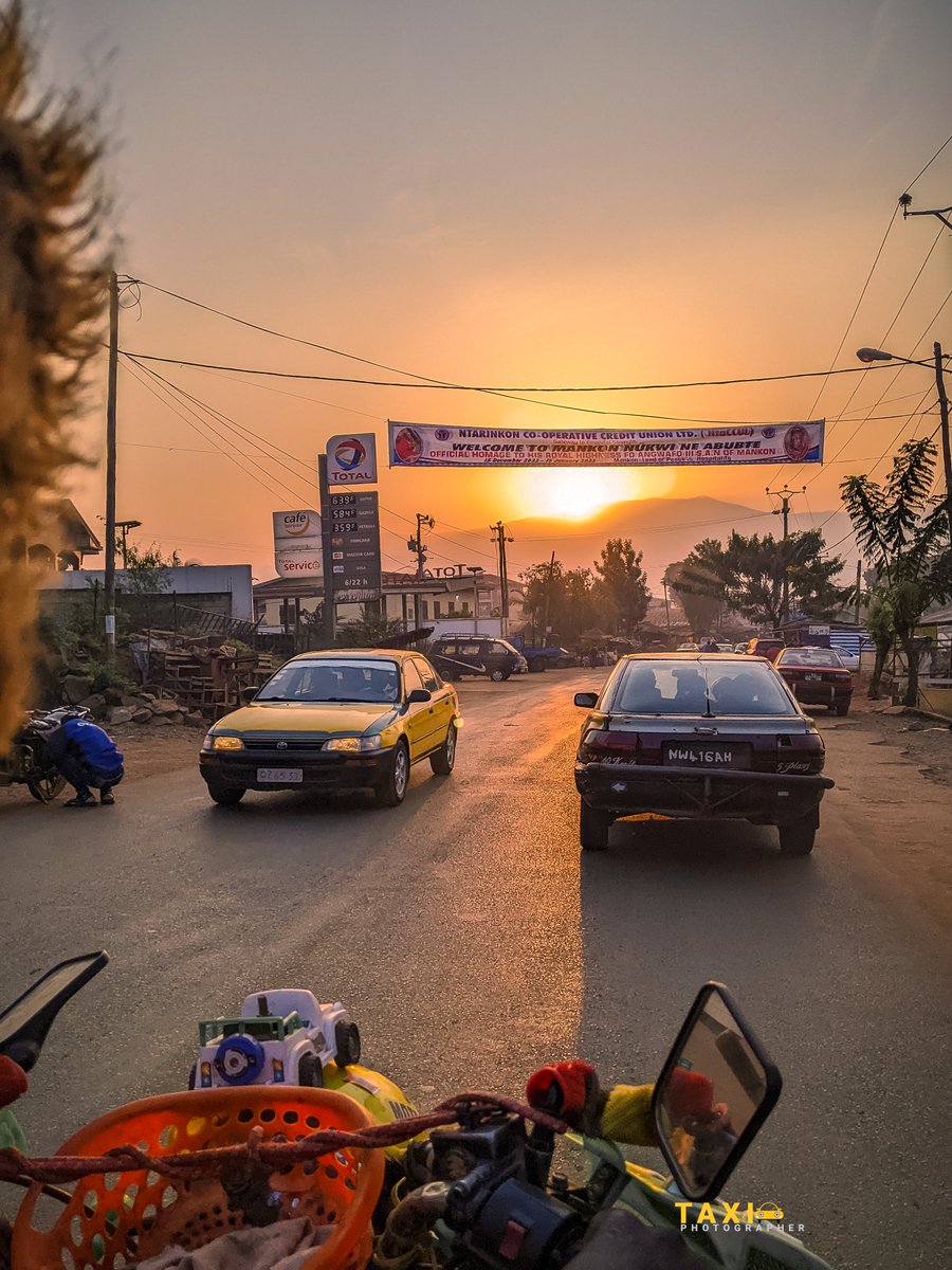 chi_ernest's tweet photo. Views from my hometown ❤️. Let that sunrise not fool you; it was 12ºC outside 🥶🥶

📍 Bamenda, Cameroon 🇨🇲
#TheTaxiPhotographer 🚖📷 https://t.co/yvfI72FLdD