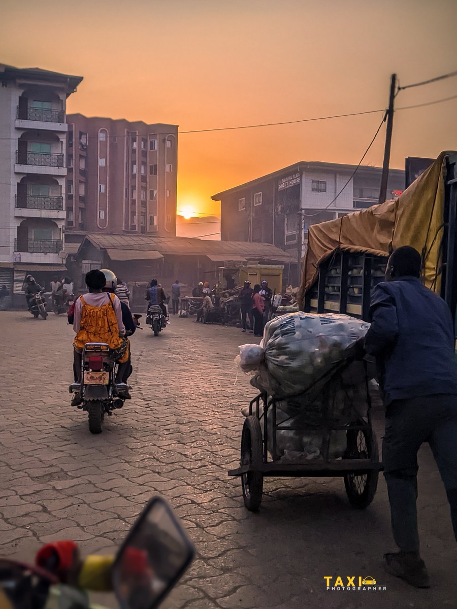 chi_ernest's tweet photo. Views from my hometown ❤️. Let that sunrise not fool you; it was 12ºC outside 🥶🥶

📍 Bamenda, Cameroon 🇨🇲
#TheTaxiPhotographer 🚖📷 https://t.co/yvfI72FLdD