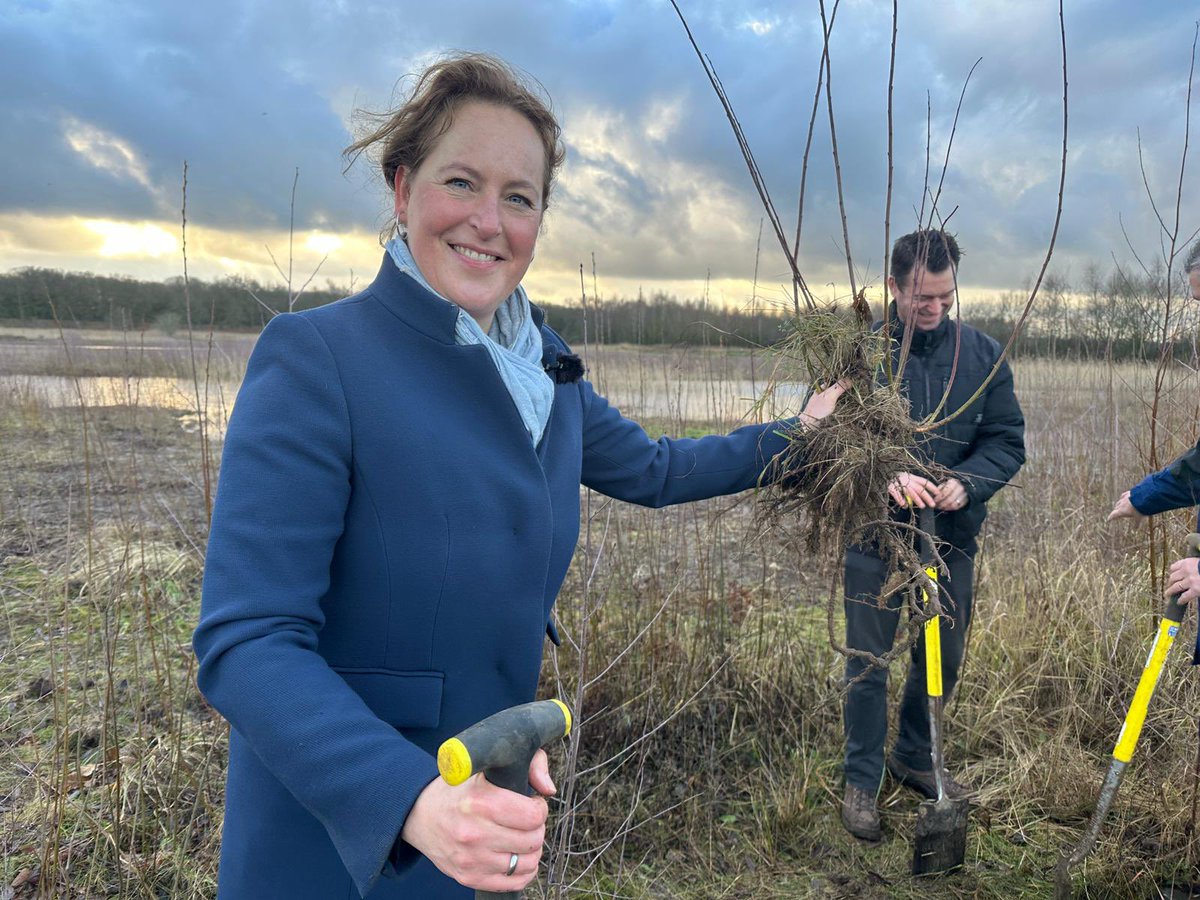 🌳 Actieplan Brabantse Bomen in uitvoering 🌳 
Hier op de eerste oogstdag van <a href="/MeerbomenN/">MeerBomenNu</a> in 2023, in de Vughtse Gement. Samen met wethouder Toine vd Ven, <a href="/groot_ernest/">Ernest de Groot</a>, @Natuurmonument e.v.a. 
De zaailingen die worden geoogst worden weer bij boeren, burgers en gemeenten geplant.