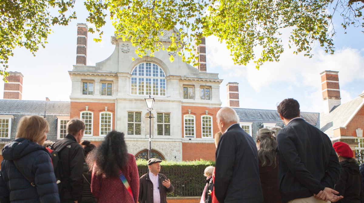 Have a spooky Saturday in Hammersmith! 👻

Tomorrow at 11am (7 Jan) join <a href="/HammersmithBID/">Hammersmith BID</a> at Stamford Brook station for a ‘Ghosts of West London’ guided walk. Learn about ghosts that have haunted local pubs and graveyards for 200 years.

Register here: hammersmithbid.co.uk/whats-on/free-…