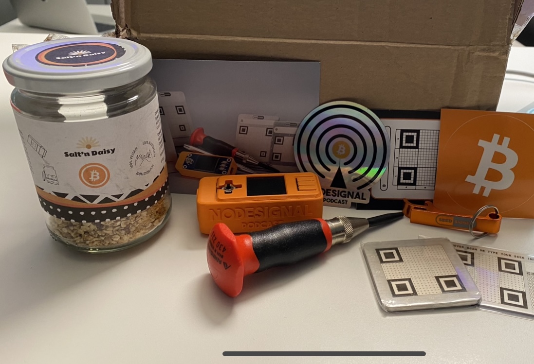 ja ist denn schon wieder weihnachten?!?!?! 🎉🥳🎄
vielen dank <a href="/nodesignal/">Nodesignal Podcast 🎙 - Deine Bitcoin-Frequenz</a> / @saltndaisy und <a href="/SeedSigner/">SeedSigner</a> für diesen sensationellen preis! ich bin begeistert. freude herrscht!!! 💪🎶🧡