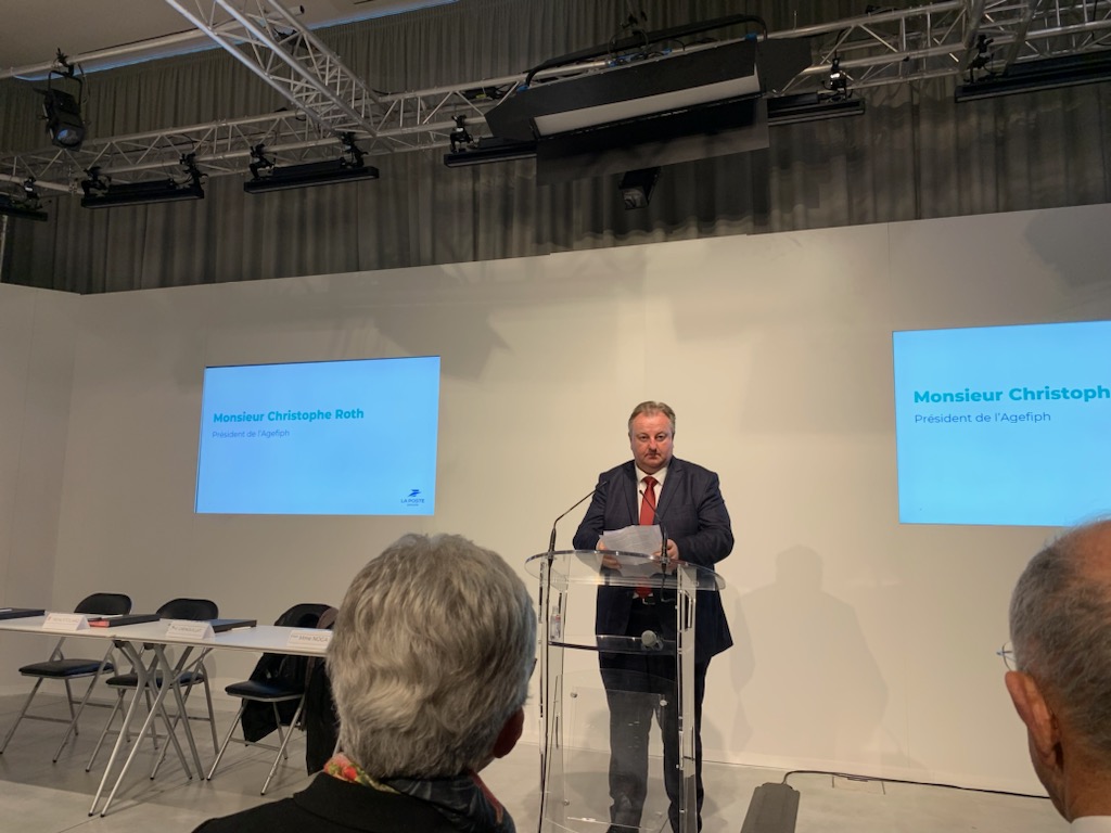 ROTH_CFECGC's tweet photo. Engagement sans failles pour ouvrir les métiers du groupe la poste aux personnes handicapées. La preuve en est avec la signature de ce 8e et ultime accord ; ils vous ont permis l’atteinte d’un taux d’emploi de 8,66% et l’aménagements de plus de mille postes chaque année. Bravo ! https://t.co/QUfrOVBOUR