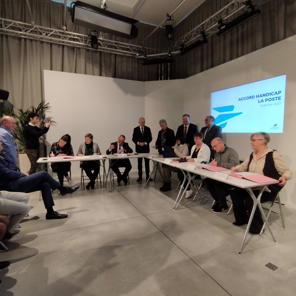 ROTH_CFECGC's tweet photo. Engagement sans failles pour ouvrir les métiers du groupe la poste aux personnes handicapées. La preuve en est avec la signature de ce 8e et ultime accord ; ils vous ont permis l’atteinte d’un taux d’emploi de 8,66% et l’aménagements de plus de mille postes chaque année. Bravo ! https://t.co/QUfrOVBOUR