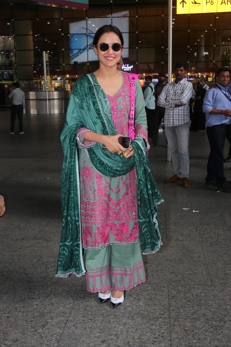 Video Link - youtu.be/c1ALGMuEcsI Jasmin Bhasin Looking Gorgeous In India Outfit Returns From Punjab After Shoot #JasminBhasin #Jasminians #JasminBhasin #JasLyians #JasLy