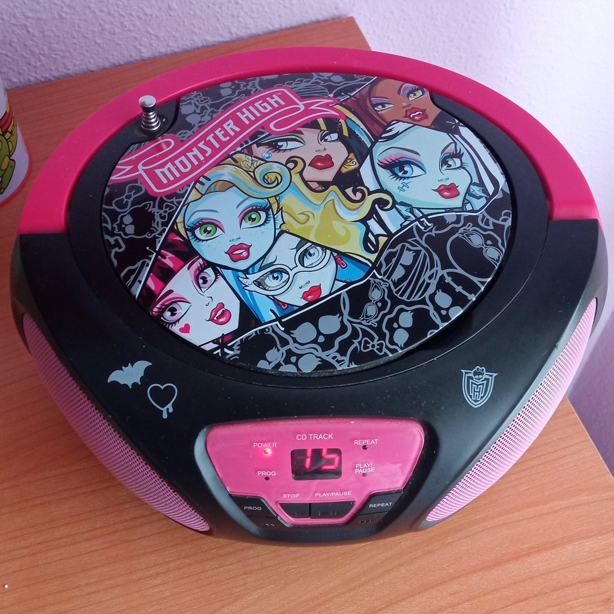 demjinmoreau's tweet photo. Escuchando reputation en un reproductor de las monster high simplemente viviendo mi mejor vida https://t.co/zxpBQsJeK5