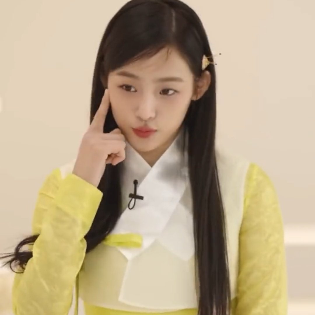 mjkrated's tweet photo. nooo minji is so cute 💛 https://t.co/TqUHy3cMxh