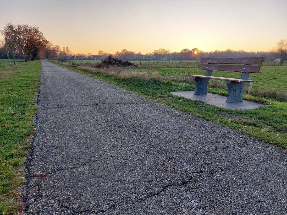 raadapeldoorn's tweet photo. Aanstaande donderdag praat de gemeenteraad over het versoberd ontwerp Spoorfietspad Apeldoorn-Vaassen (voorheen de Baronnenroute genoemd). Je bent van harte welkom om hierbij te zijn vanaf 19u in het Stadhuis, Marktplein 1. Bekijk hier de agenda: https://t.co/V62b4V7eX7 https://t.co/7OVyE8whcn