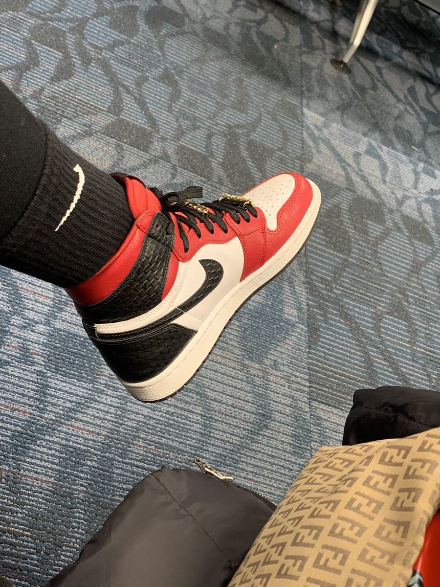 nekathobbs_79's tweet photo. Travel feet.... #kotd #sneakerChic #Jordan1 #SatinOG... Just a round away girl #FendiBag #YourKicksAreDope @Nike #sotd https://t.co/ZBCF99xZh8
