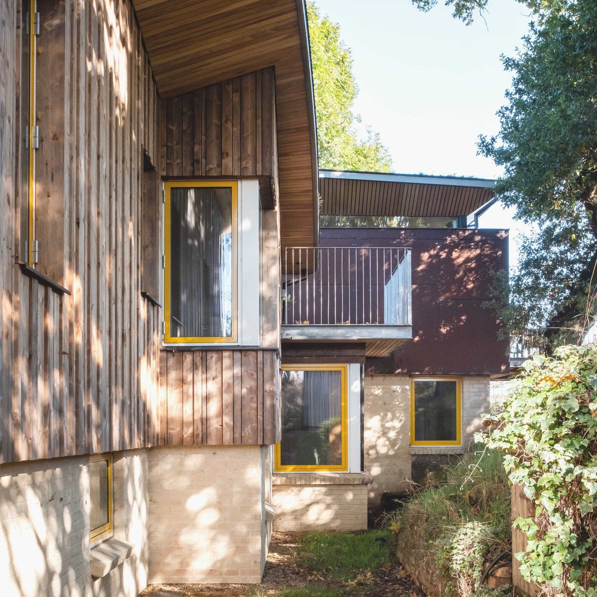 MAP_Arch's tweet photo. External details of a #passivhaus project in Suffolk. 
Low energy home including a range of innovative features such as a green roof designed to ‘float’ above the main building, a pneumatic lift and a range of off-grid energy systems.
#sustainablearchitecture #sustainabledesign https://t.co/VA5aGzGHbO