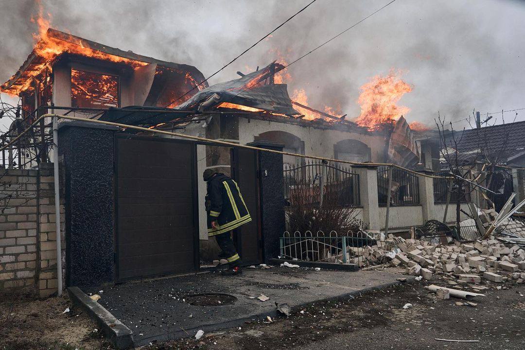 SunflowerfromUA's tweet photo. @Bundeskanzler @Potus #Kherson. In addition to the fire station, #Russians shelled a residential building.Despite the fact that the rescuers themselves came under fire,they extinguished the fire in the shed
#RussiaIsATerroristState 
#ATACMSFORUKRAINE 
#leopardforUkraine 
#Abrams https://t.co/jmBjsTqMqu