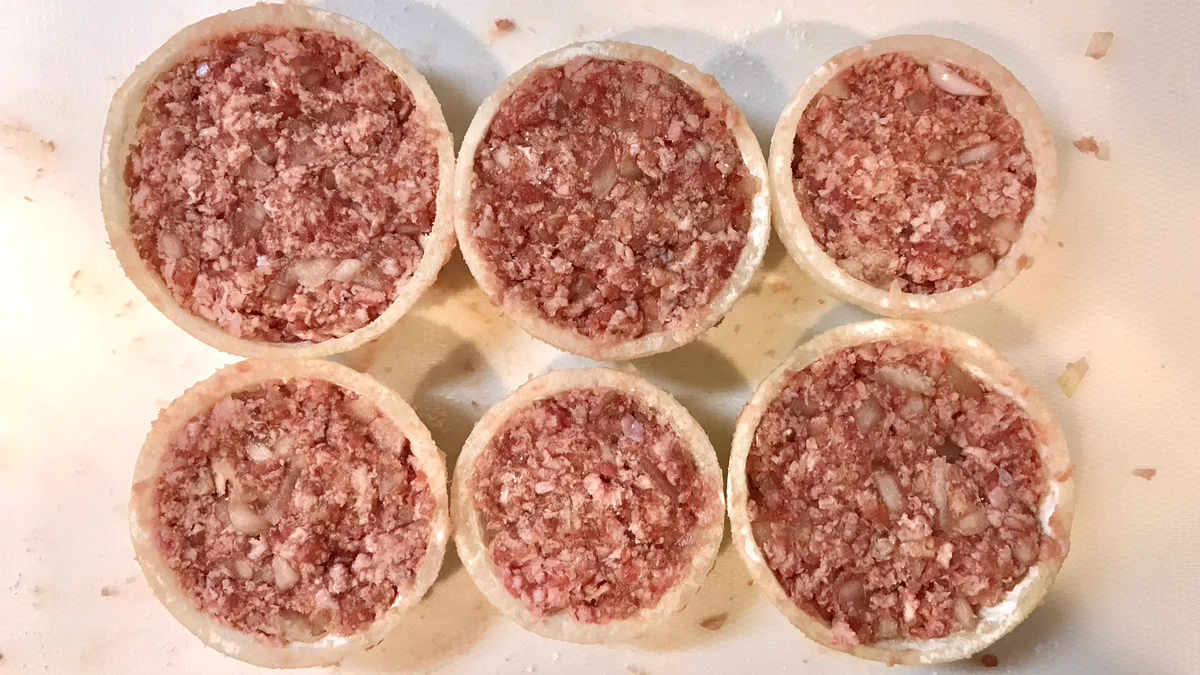 玉ねぎとひき肉の相性抜群！揚げ焼きで出来る『オニオンフリスビー』♪