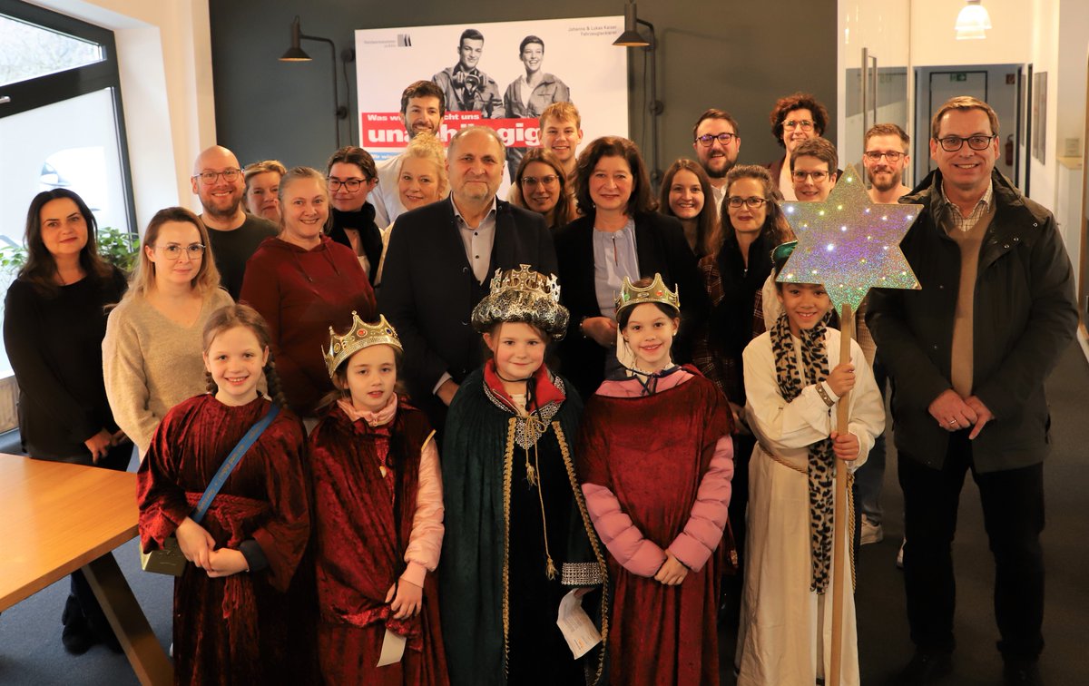 hwk_koeln's tweet photo. Königlicher Besuch &amp; Segen der Kommunionkinder der Domsingschule, diesjährige @sternsinger_de am Kölner Dom: Präsidium, Geschäftsführung und Kollegium freuen sich und übergeben Spende für das weltweite Engagement für den Kinderschutz.  #köln #spende #hwk #kinderschutz https://t.co/I93OWiVKQY