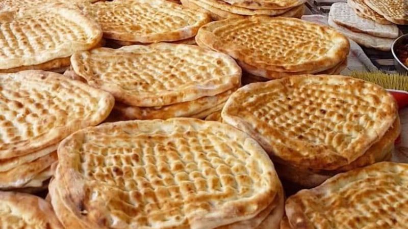 Şanlıurfa'da Ocak ayının 15'inden sonra ekmeğin 3,5 liradan 4 liraya çıkacağı konuşuluyor. Bence fiyatından çok kalitesini artırın. 

Fırıncılar Odası Başkanı Halk ekmek fiyatları ile uğraşacağına, demeçler vereceğine fırıncılara kaliteli ekmek çıkarmayı önersin. Doğrusu olan bu.