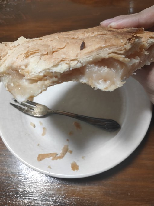 手掴みアップルパイと放置されたフォーク 