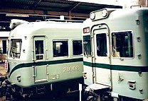 new_3rd's tweet photo. 名駅前ショールームでシエンタアーバンカーキ見学。改めて良い色と確認。納車が待ち遠しい。ファンカーゴに塗替えされている方発見。これ今出したら売れそう。既視感のルーツは南海電車の旧塗装？ https://t.co/DadsUYHzNG
