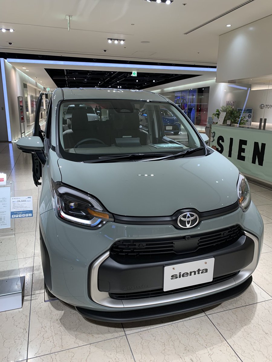 new_3rd's tweet photo. 名駅前ショールームでシエンタアーバンカーキ見学。改めて良い色と確認。納車が待ち遠しい。ファンカーゴに塗替えされている方発見。これ今出したら売れそう。既視感のルーツは南海電車の旧塗装？ https://t.co/DadsUYHzNG