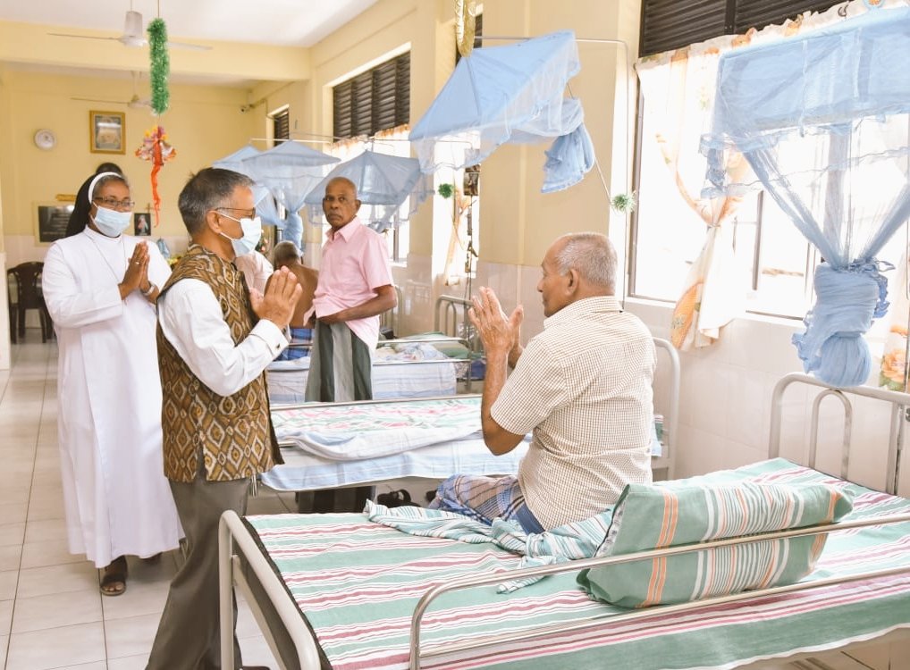 IndiainSL's tweet photo. #Indian investors in #Srilanka are committed to the well being of their brothers and sisters in 🇱🇰. Here they are launching the "Assistance to Elders Homes" programme by donating essentials to 'Home of Compassion'. https://t.co/UrvtyrcRM5