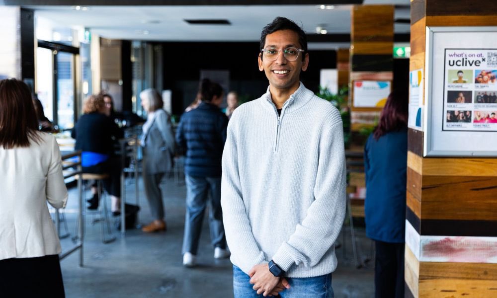 AusHCIndia's tweet photo. 🇮🇳 student Vishal Mittal is one of nine Ambassadors of Change recognised by the @UniCanberra. Vishal has been recognised for his outstanding volunteer work as a student mentor for new students.
https://t.co/8tU3TesdLW #diaspora https://t.co/dTHqVc3Ces
