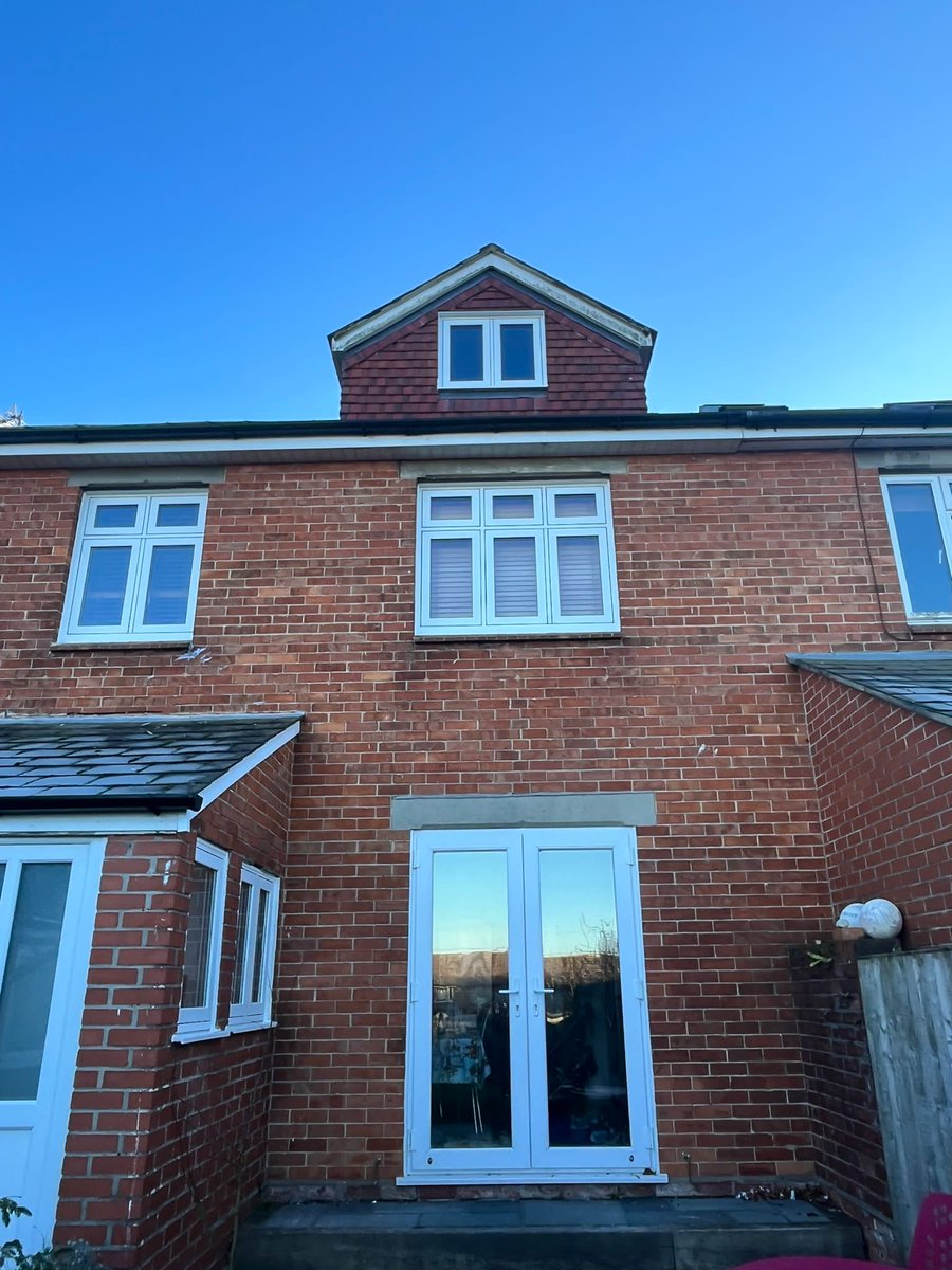BillButtersWnds's tweet photo. White upvc flush sash windows and a red Tenby 4 @SolidorLtd composite door manufactured and installed #windows #doors #sherborne #dorset #composite #upvc #homeimprovement https://t.co/x9eHD5a7Pj