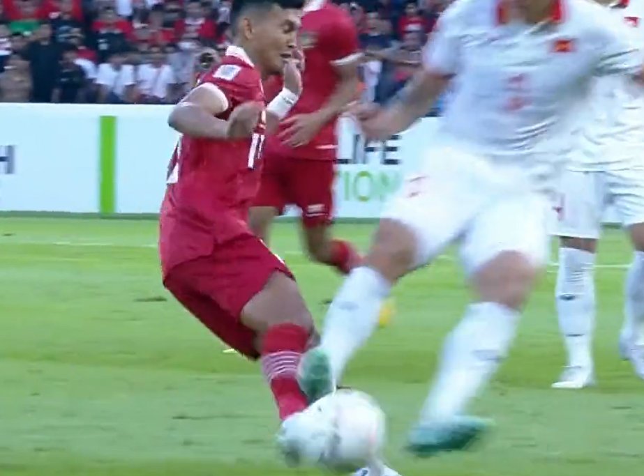 There have been at least FOUR dangerous plays by Doan Van Hau at #AFFMitsubishiElectricCup2022 but a grand total of ZERO yellow or red cards.