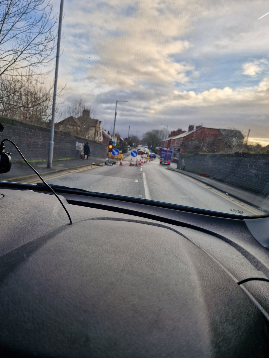 Hobson7Karl's tweet photo. @AndyBurnhamGM @TamesideCouncil 3 way temp lights on Stamford Road Audenshaw again. Left out nobody working. Clean air for GM?? #rethink https://t.co/rpIx30KJQS