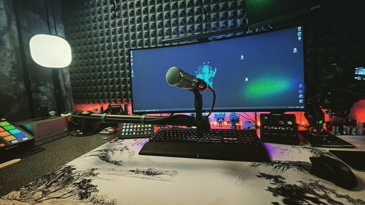 MikeGodwinCZ's tweet photo. Spokojenost se studiem... Skoro 😂😂😂 https://t.co/pbSkR1JRJj