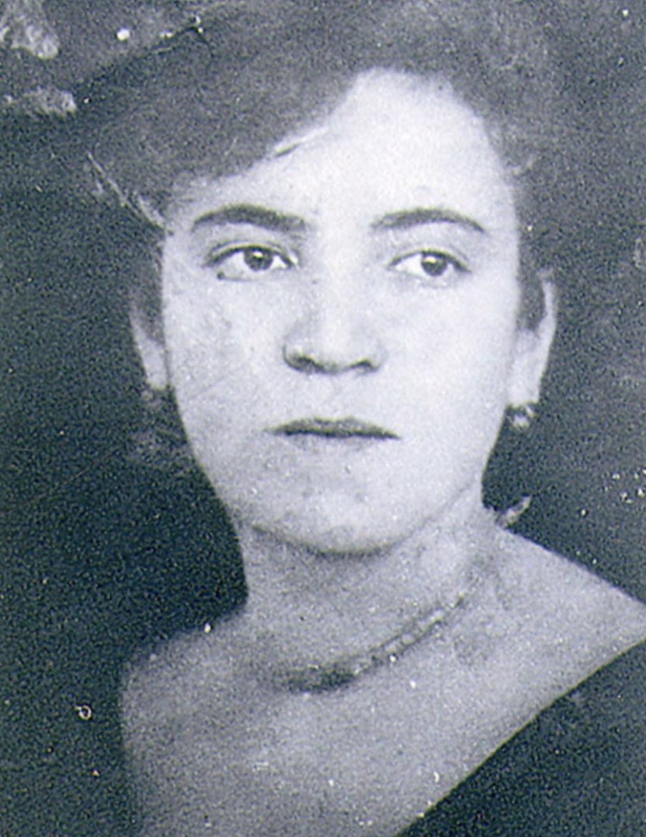 AuschwitzMuseum's tweet photo. 6 January 1896 | A Hungarian Jewish woman Blanka Kaufmann was born. A housewife. 

In June 1944 she was deported to #Auschwitz and murdered in a gas chamber. https://t.co/UJkv4ttUGX